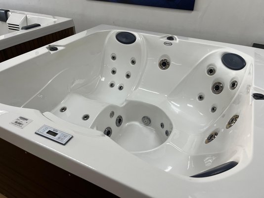 Spa Quadrado J195 L Jacuzzi em Acrílico com Fechamento e Cobertura Térmica