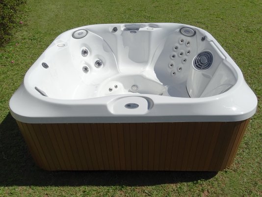 Spa Quadrado J220 Jacuzzi em Acrílico com Fechamento e Cobertura Térmica