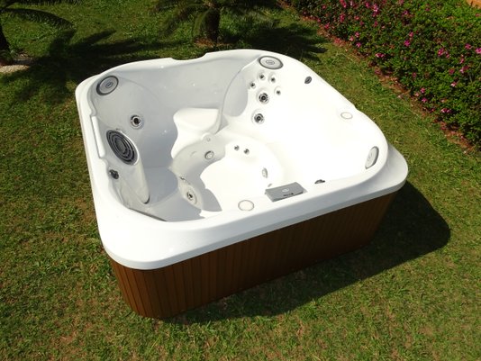 Spa Quadrado J220 Jacuzzi em Acrílico com Fechamento e Cobertura Térmica