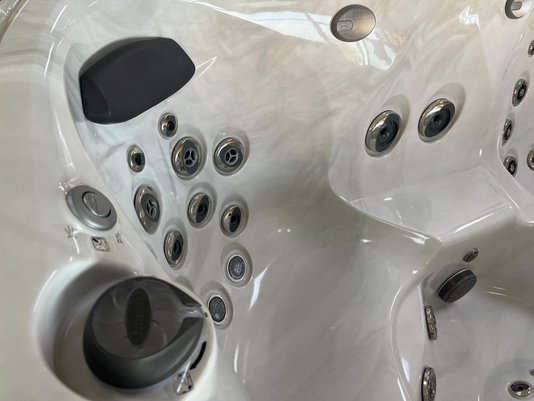 Spa Quadrado J475 Jacuzzi em Acrílico Com Fechamento e Cobertura Térmica