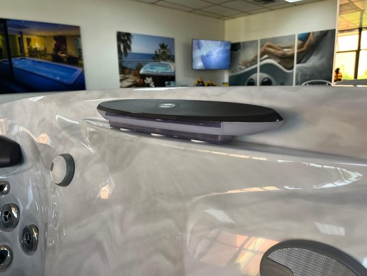 Spa Quadrado J475 Jacuzzi em Acrílico Com Fechamento e Cobertura Térmica