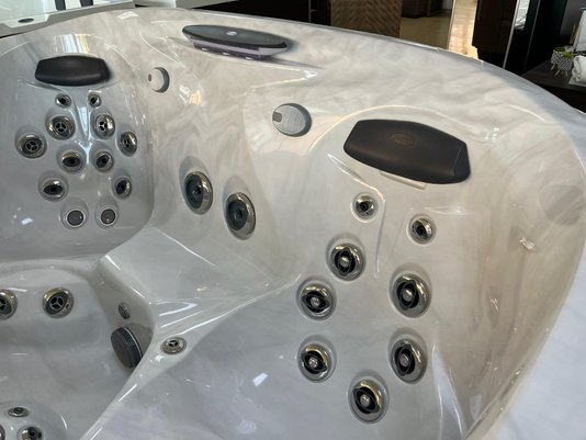 Spa Quadrado J475 Jacuzzi em Acrílico Com Fechamento e Cobertura Térmica