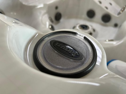 Spa Quadrado J475 Jacuzzi em Acrílico Com Fechamento e Cobertura Térmica