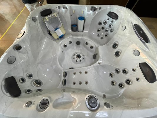 Spa Quadrado J475 Jacuzzi em Acrílico Com Fechamento e Cobertura Térmica
