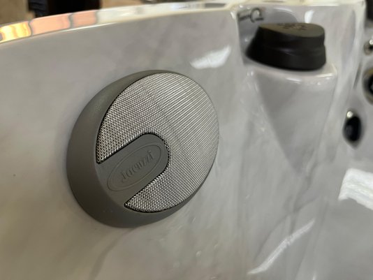 Spa Quadrado J475 Jacuzzi em Acrílico Com Fechamento e Cobertura Térmica