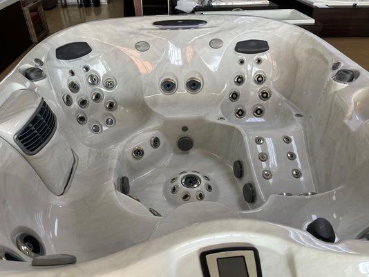 Spa Quadrado J475 Jacuzzi em Acrílico Com Fechamento e Cobertura Térmica