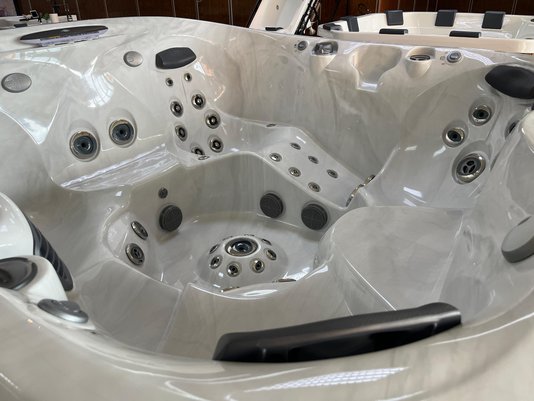 Spa Quadrado J475 Jacuzzi em Acrílico Com Fechamento e Cobertura Térmica