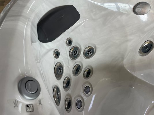 Spa Quadrado J475 Jacuzzi em Acrílico Com Fechamento e Cobertura Térmica
