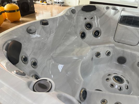 Spa Quadrado J475 Jacuzzi em Acrílico Com Fechamento e Cobertura Térmica