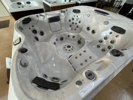 Spa Quadrado J475 Jacuzzi em Acrílico Com Fechamento e Cobertura Térmica