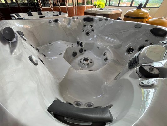 Spa Quadrado J475 Jacuzzi em Acrílico Com Fechamento e Cobertura Térmica