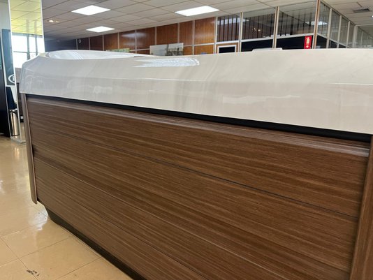 Spa Quadrado J475 Jacuzzi em Acrílico Com Fechamento e Cobertura Térmica