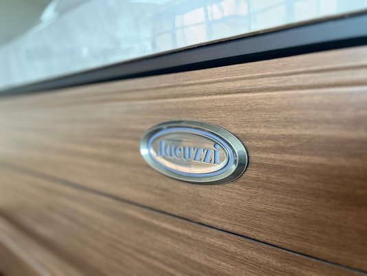 Spa Quadrado J475 Jacuzzi em Acrílico Com Fechamento e Cobertura Térmica