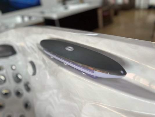 Spa Quadrado J475 Jacuzzi em Acrílico Com Fechamento e Cobertura Térmica