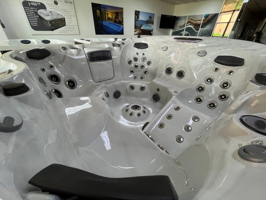 Spa Quadrado J475 Jacuzzi em Acrílico Com Fechamento e Cobertura Térmica
