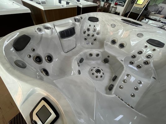 Spa Quadrado J475 Jacuzzi em Acrílico Com Fechamento e Cobertura Térmica