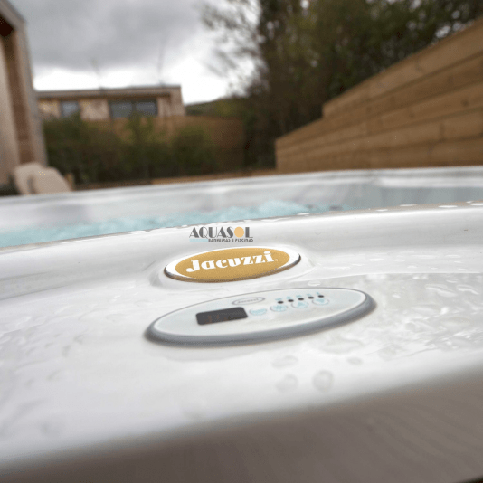 Spa Quadrado Lodge Jacuzzi em Acrílico com Fechamento e Cobertura Térmica