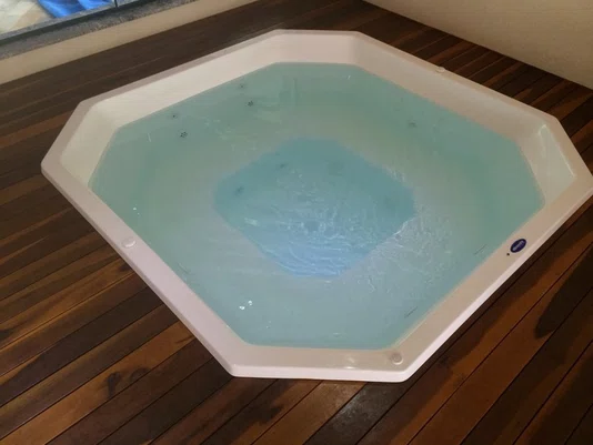 Spa Quadrado Marbella C5 Linha GLOW em Gel Coat c/ Capa e Gerador de Ozônio