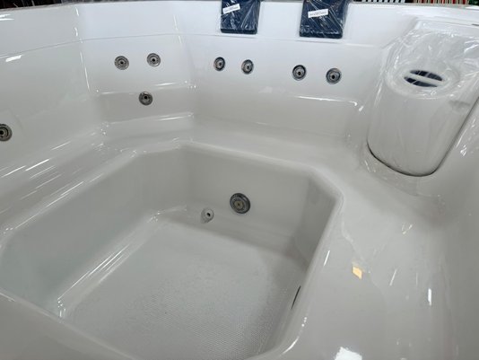 Spa Quadrado Meridian Fit Jacuzzi em Acrílico Com Cobertura Térmica