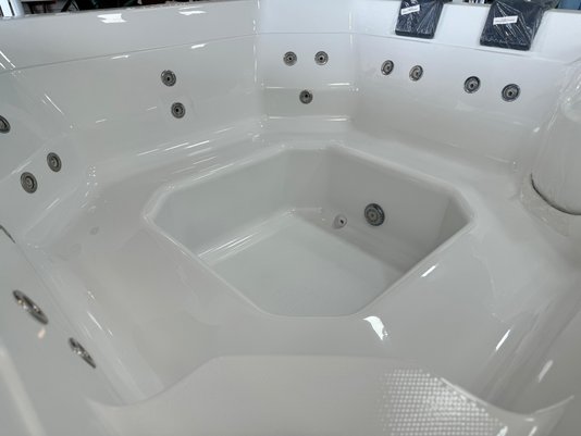 Spa Quadrado Meridian Fit Jacuzzi em Acrílico Com Cobertura Térmica