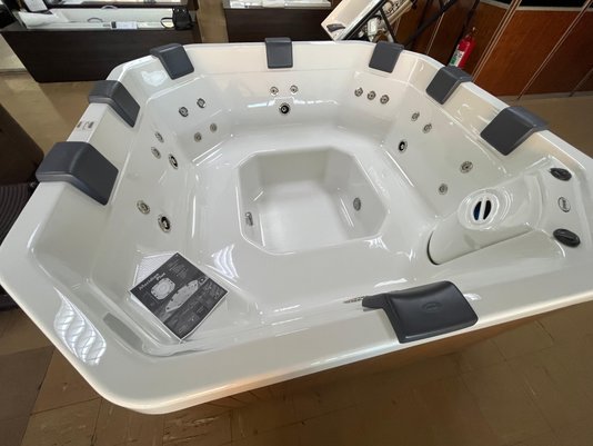 Spa Quadrado Meridian Plus Jacuzzi em Acrílico Com Cobertura Térmica