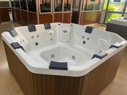 Spa Quadrado Meridian Plus Jacuzzi em Acrílico com Fechamento e Cobertura Térmica