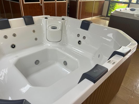 Spa Quadrado Meridian Plus Jacuzzi em Acrílico com Fechamento e Cobertura Térmica
