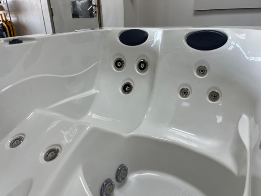 Mini Spa Vip jacuzzi em Acrílico Com Cobertura Térmica