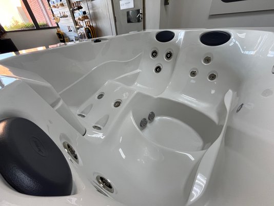 Mini Spa Vip jacuzzi em Acrílico Com Cobertura Térmica