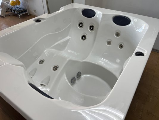 Mini Spa Vip Jacuzzi em Acrílico com Fechamento e Cobertura Térmica