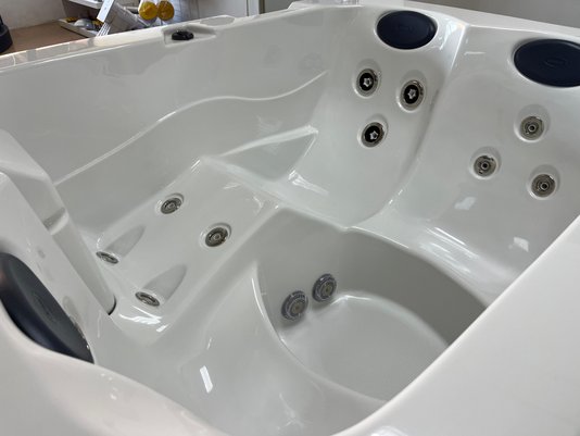 Mini Spa Vip Jacuzzi em Acrílico com Fechamento e Cobertura Térmica
