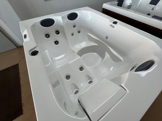 Mini Spa Vip Jacuzzi em Acrílico com Fechamento e Cobertura Térmica