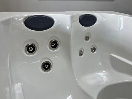 Mini Spa Vip Jacuzzi em Acrílico com Fechamento e Cobertura Térmica