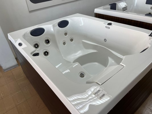 Mini Spa Vip Jacuzzi em Acrílico com Fechamento e Cobertura Térmica