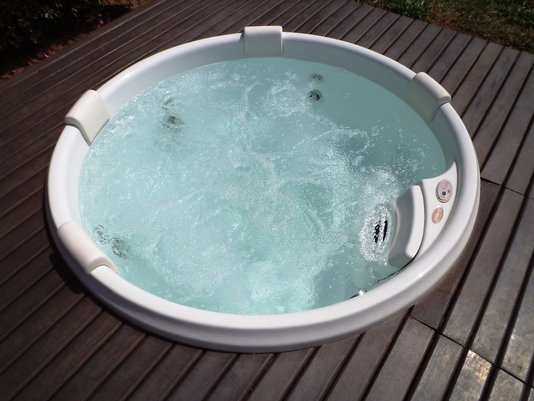 Spa Redondo J180 Jacuzzi em Acrílico Com Cobertura Térmica