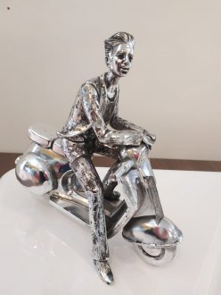 Escultura Motociclista Masculino Prateado