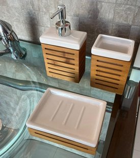 Kit Saboneteira em Cerâmica e Bamboo para Banheiro